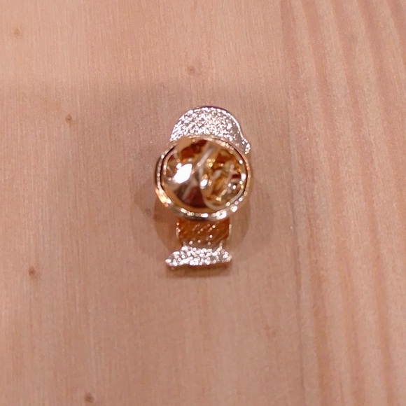 🆕 Peanuts Charlie Brown Enamel Pin Brooch Snoopy - Picture 5 of 8